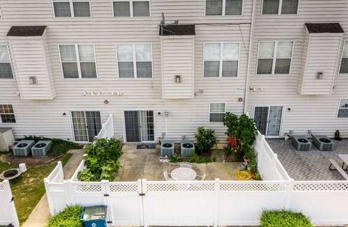 Villages of Five Points House | SUNDRENCHED REFLECTIONS – 4BD, 3.5BA – Sleeps 10 – Walkable community – Community Pool