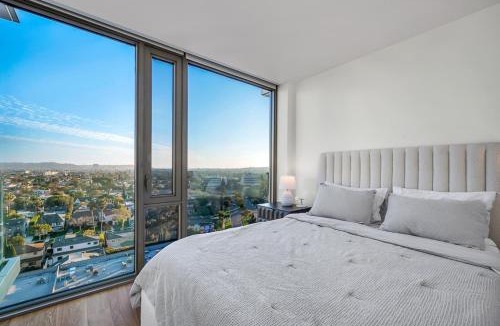 Carthay Circle Apartment | The Sky Gem