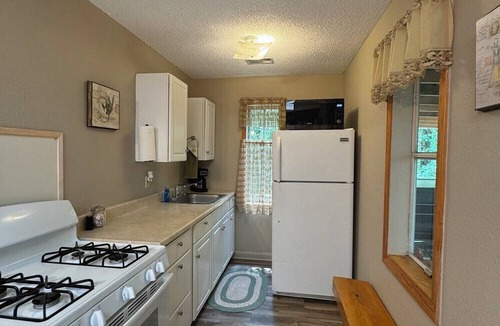 Old Washington Cottage | Timberline Cabins - Dogwood Cottage - Hot Tub, Pets