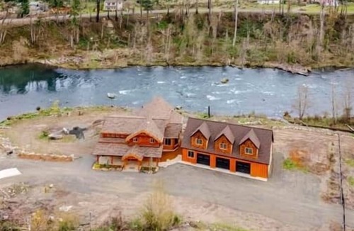 Gates House | Tranquil River Front log cabin retreat
