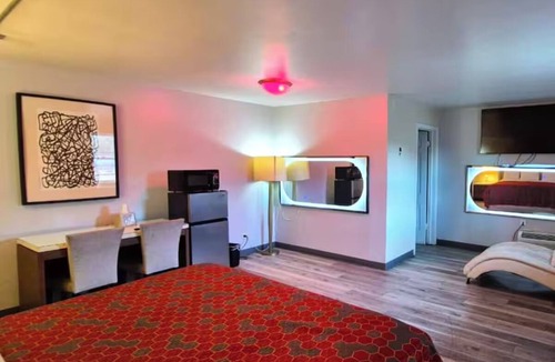 South Holland Hotel | Tranquil Room w/Free Parking - Green Lake - 1.9 miles away | Pets Allowed