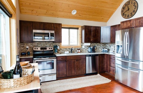 Cle Elum Cabin | Treeline at Roslyn Ridge is the coziest spot where guests can relax, enjoy community amenities and bask in their home away from home! Guests are welcomed with a gift basket with a bottle of wine and goodies, a private hot tub, fire pit & more