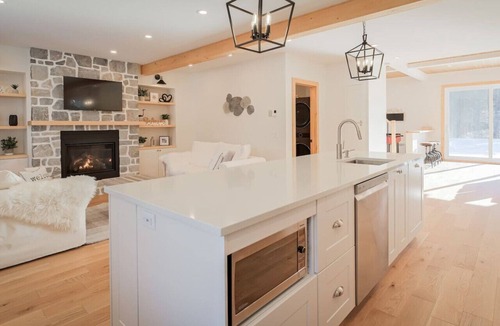 La Conception Ski Chalet | Tremblant Farmhouse w/Ski Hottub Fireplace Fondue Foosball Direct XC-Ski trails