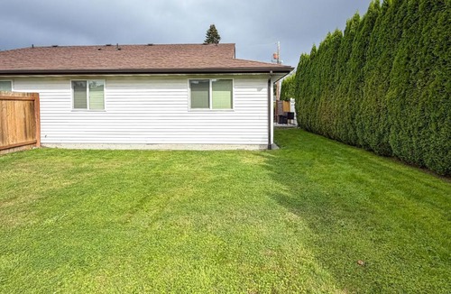 Enumclaw House | Updated Duplex Home < 1 Mi to Downtown Enumclaw!