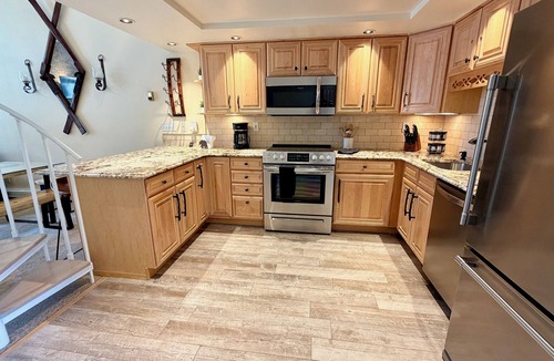Warrior's Mark House | Updated Spacious 3BR/3BA Townhouse - Walk to Town and Lifts