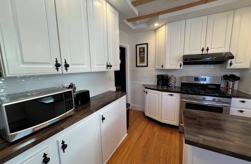 Springfield House | Warm, charming 3BR house w fenced yard in quiet neighborhood close to everything