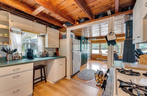 Fair Haven Cottage | Waterfront Home on Lake Champlain w/Dock & Kayaks