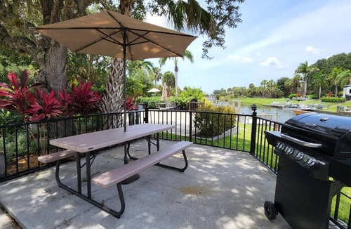 River Ranch RV Rental | Waterfront Luxury RV Lot w/Private Dock & Grill 430