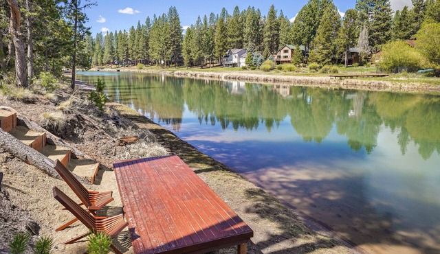 110 Crane - Spectacular River Front + Access, Hot Tub, Ping Pong, South of Sunriver Resort in Sunriver