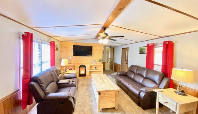 2 bedroom in Logan Ohio, Hocking Hills, Luxury Hot Tub, King Size Bed, Fire-pit in Logan