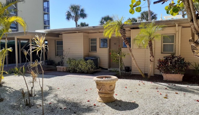 2 BR Beach front villa with enclosed lanai overlooking the pool in Longboat Key