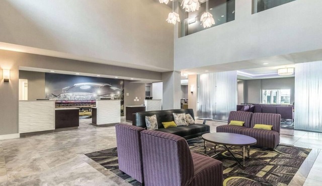 2 Full Beds w/Sleeper Sofa, La Quinta Inn, Free Shuttle to Six Flags, 2 Units in Arlington