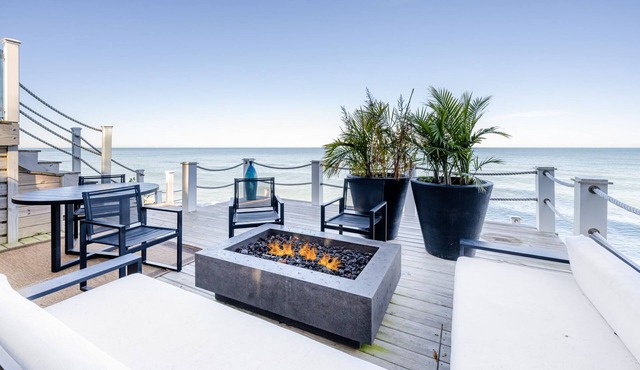 (2025 Open!) LAKEFRONT HOME WITH PRIVATE HOT TUB! in Grand Beach