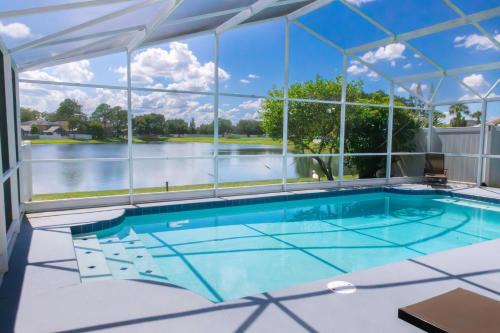 3 Bed 2.5 Bath Villa with Lakeside Pool in Kissimmee