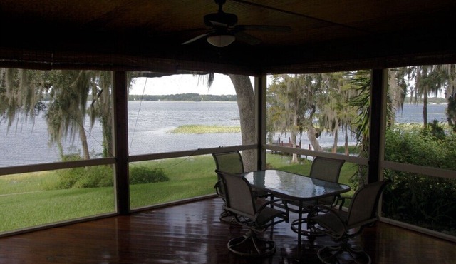 3-bedroom lakefront villa with three kayaks in Hernando
