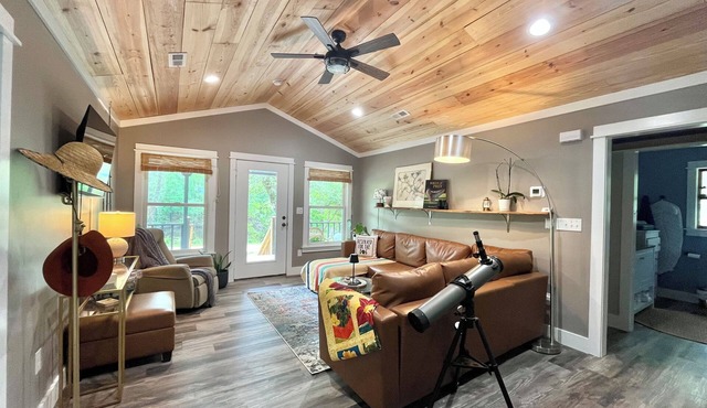 3-br cabin with Private Dock on the River, covered porch and large back deck in Burgaw