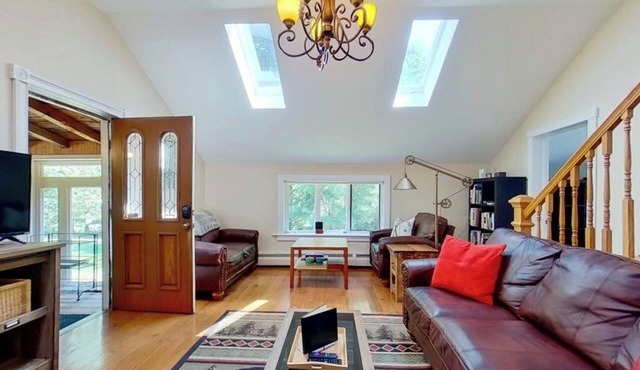 3BR mountain-view house with fireplace in Thurman