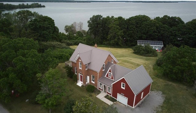 5 Bdrm w private beach amazing lake views in Prince Edward