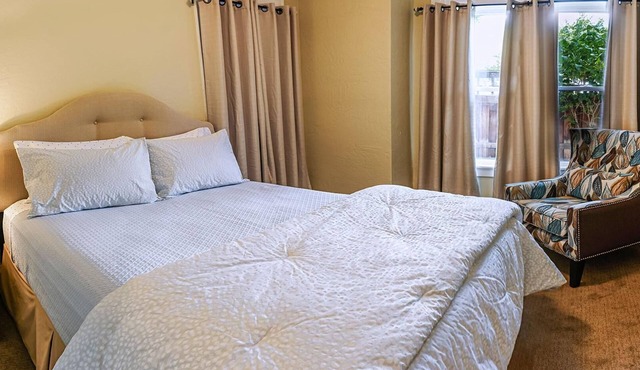 5 bedroom historic home with brand new furnishings, and is perfect for up to 14 guests. in Ashland