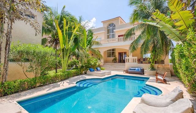5 * Luxury Beachfront Villa-Chef, Staff, Putting Green- Ask about discounts! in Tulum