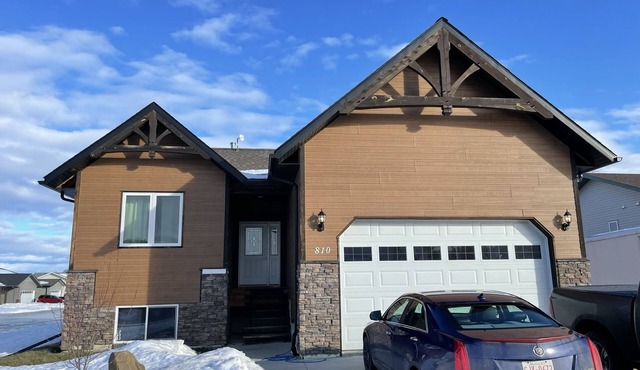 5 rooms for rent in a high end home with shared 5 piece bathroom, huge kitchen in Fox Creek