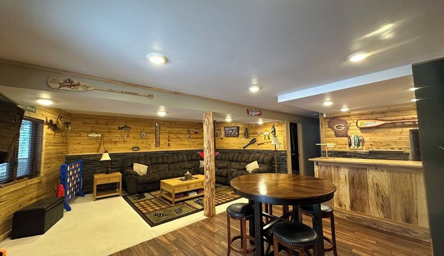 6 bedroom Lodge on Level Frontage, Tons of Games! in Hayward