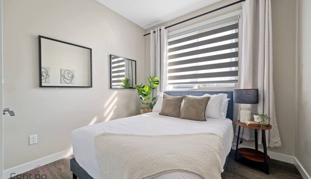 6 BR | Sleep 12 | Stadium & Rogers | Yard | Garage in Edmonton