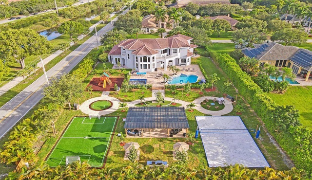 8BR villa w/big backyard & gameroom in Sunrise
