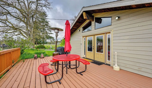 9 Mi to Spanaway Park: Home w/Indoor Hot Tub in Spanaway