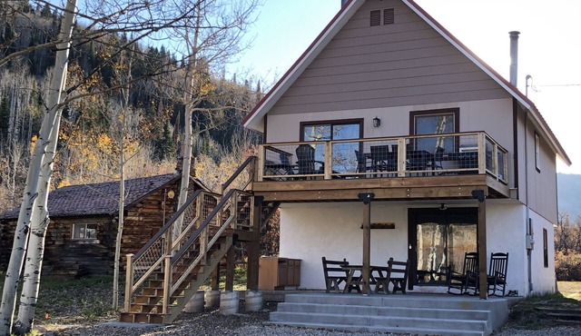 A peaceful mountain retreat with rustic charm 1/2 mile from ski and bike resort in Mesa