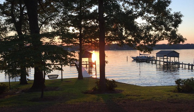Ada's Camp Historic Bath, NC Cottage- Pet friendly in Bath
