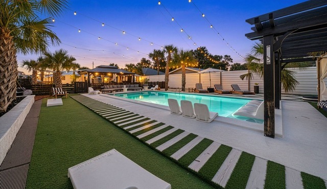 Amazing family Oasis, ft. 2 separate houses, golf cart, jacuzzi, private pool in Panama City Beach