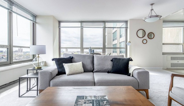 Amazing Lakeview 1BR w/Rooftop Pool, near Wrigley Field, by Blueground in Chicago