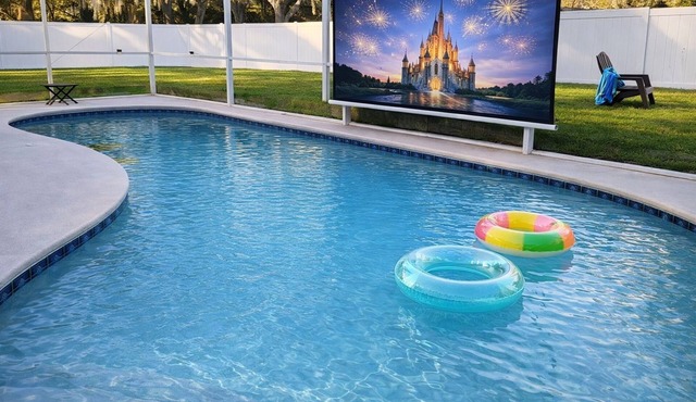 Amazing Theater, Full Arcade & Private Pool Villa: 3 King Rooms, Near Disney in Clermont