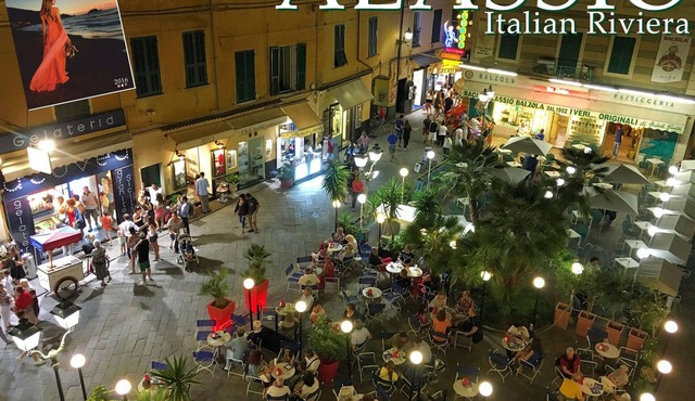 Apartment in historical building, pedestrian area, full center, 6 beds Wifi in Alassio