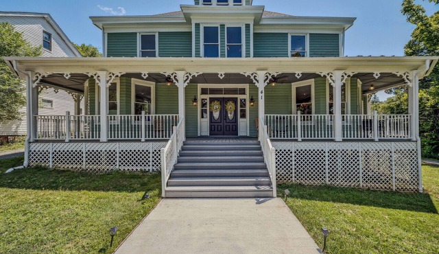Appalachian Suite In Town!- The Grand Castalian Inn B&B in Berkeley Springs
