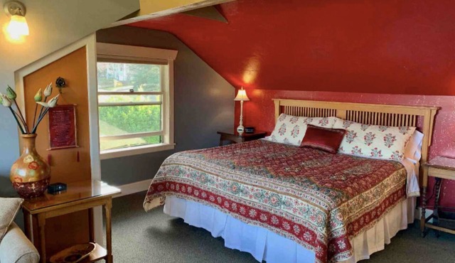 Ashland's Premier Eco-B&B: King Bed Suite with Mountain Views (Aerie) in Ashland