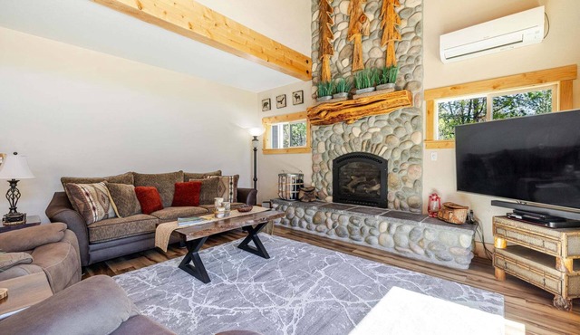 Aspen Place - River Access, Ping Pong, Gorgeous Home & Location in Three Rivers