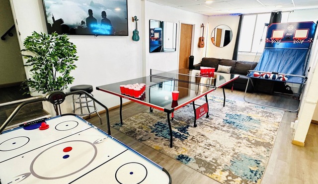 Bachelor HQ: Game Room, Hot Tub, Patio, 3 Kitchens, 420ok. 4th Night FREE! in Denver