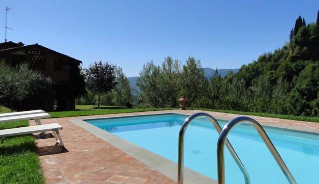 Barga Ripa! Private pool. Unique views. Walk facilities. Spa bath. WIFI! in Barga