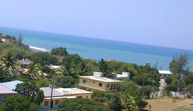 Basic Twin Room Private Ensuite in family run guesthouse BillysBay TreasureBeach in Treasure Beach