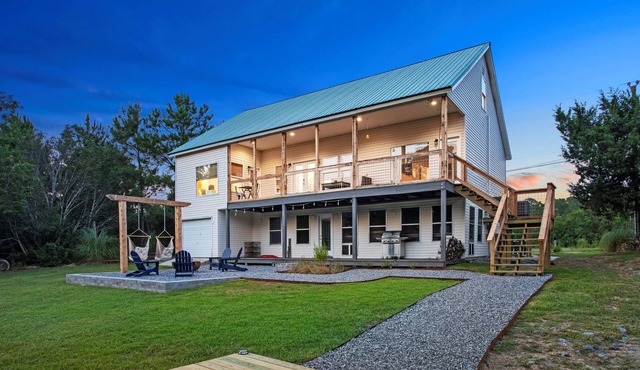 Bayside Retreat - 2250 sq ft Bay House w/dock, fire pit, & tons of amenities in Diamondhead