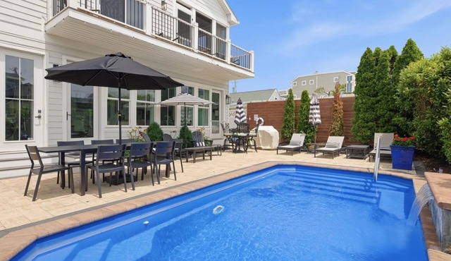 "Beach Block! Pool, Roof Deck, 7BR/6BA, Sleeps 16 in Dewey Beach