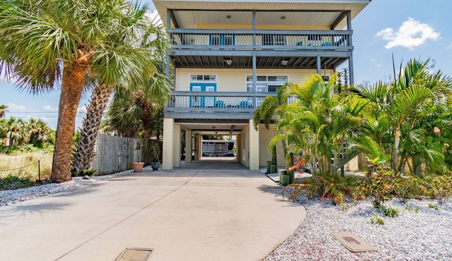 Beach House ! Sunset Decks ! Walk to Beach & John's Pass Boardwalk in Treasure Island