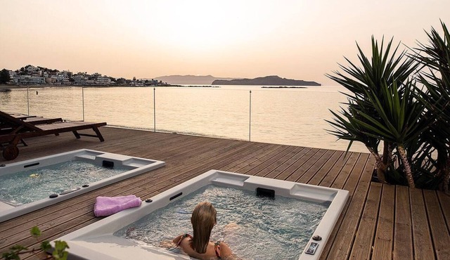Beachfront Glaros 3 bedroom villa with outside jacuzzi in Daratsos