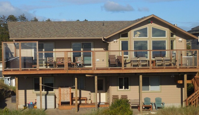 Beachfront Home Handicap Accessible With Elevator, Hot Tub, Sauna and 2 Masters in Waldport