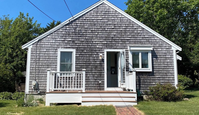 Beautiful 2 Bedroom Cottage Just Short Stroll To Town Neck Beach in Sandwich