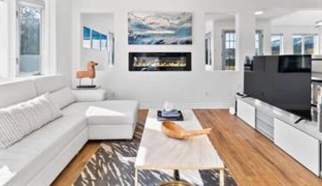 Beautiful Lake Front house, Private Dock, Central Location, Back yard, Hot tub in Kelowna