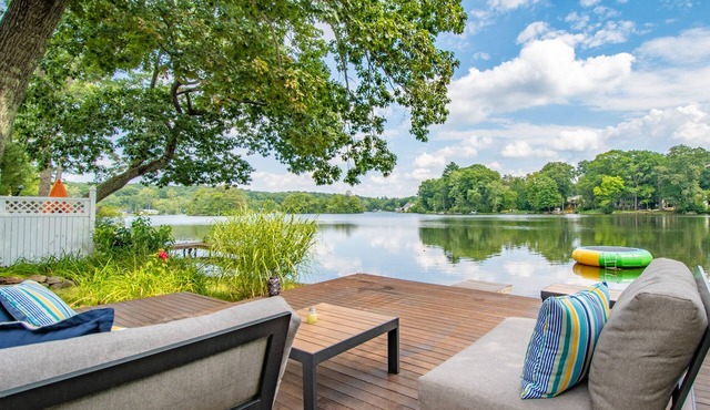 Beautiful lake front home. Amazing view! in Ashford