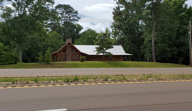 Beautiful Montana Spruce Log Home in Historic Antiques Corridor in Woodville